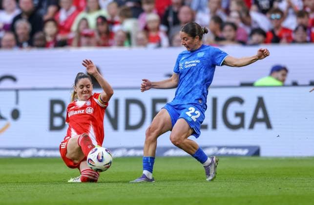 DEU, München, FC Bayern München vs Bayer Leverkusen, Google Pixel Frauen Bundesliga DFB, Saison 2526, Allianz Arena, 1. Spieltag, im Bild v.l.n.r: Sarah Zadrazil (Bayern München 25), Ruby Grant (Bayer Leverkusen 22) DFB DFL REGULATIONS PROHIBIT ANY USE OF PHOTOGRAPHS AS IMAGE SEQUENCES AND OR QUASI-VIDEO, 06.09.2025, Copyright: HMBxMedia HendrikxHamelau