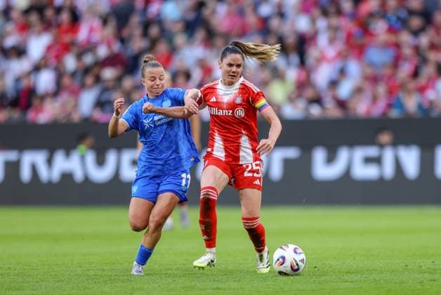 DEU, München, FC Bayern München vs Bayer Leverkusen, Google Pixel Frauen Bundesliga DFB, Saison 2526, Allianz Arena, 1. Spieltag, im Bild v.l.n.r: Kristin Kögel (Bayer Leverkusen 11), Sarah Zadrazil (Bayern München 25) DFB DFL REGULATIONS PROHIBIT ANY USE OF PHOTOGRAPHS AS IMAGE SEQUENCES AND OR QUASI-VIDEO, 06.09.2025, Copyright: HMBxMedia HendrikxHamelau