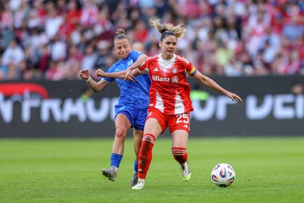 DEU, München, FC Bayern München vs Bayer Leverkusen, Google Pixel Frauen Bundesliga DFB, Saison 2526, Allianz Arena, 1. Spieltag, im Bild v.l.n.r: Kristin Kögel (Bayer Leverkusen 11), Sarah Zadrazil (Bayern München 25) DFB DFL REGULATIONS PROHIBIT ANY USE OF PHOTOGRAPHS AS IMAGE SEQUENCES AND OR QUASI-VIDEO, 06.09.2025, Copyright: HMBxMedia HendrikxHamelau