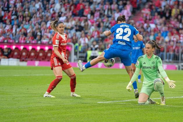 Sarah Zadrazil (25 FC Bayern) , Ruby Grant (22 Leverkusen) und Ena Mahmutovic (32 Bayern) in Aktion beim ersten Spieltag der Google Pixel Frauen Bundesliga FC Bayern München - Bayer 04 Leverkusen am 06.09.2025. München Allianz Arena Bayern Deutschland
