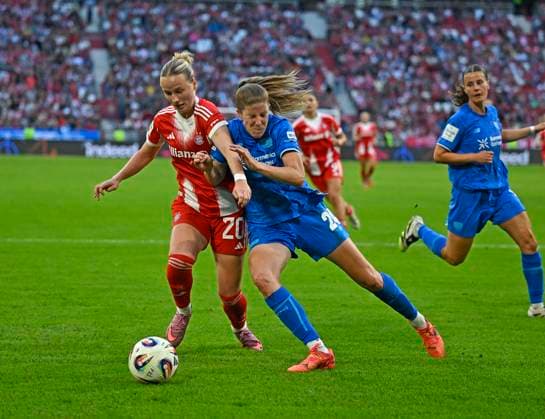 06.09.2025, Google-Pixel Frauenfussball Bundesliga 2025 2026, 1.Spieltag, FC Bayern München - Bayer 04 Leverkusen, in der Allianz-Arena München, Franziska Kett (FC Bayern München) gegen Lilia Turanyi (Bayer 04 Leverkusen).