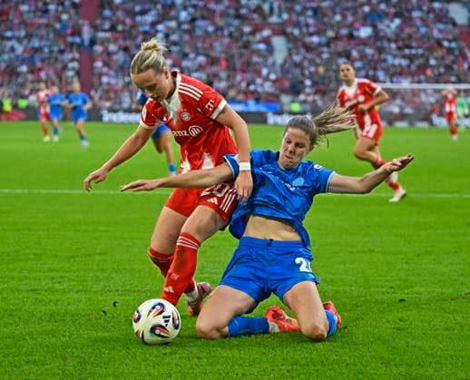 06.09.2025, Google-Pixel Frauenfussball Bundesliga 2025 2026, 1.Spieltag, FC Bayern München - Bayer 04 Leverkusen, in der Allianz-Arena München, v.l. Franziska Kett (FC Bayern München) gegen Lilia Turanyi (Bayer 04 Leverkusen).