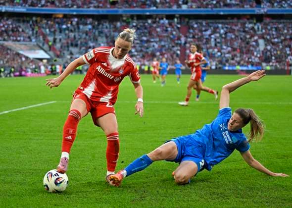 06.09.2025, Google-Pixel Frauenfussball Bundesliga 2025 2026, 1.Spieltag, FC Bayern München - Bayer 04 Leverkusen, in der Allianz-Arena München, v.l. Franziska Kett (FC Bayern München) gegen Lilia Turanyi (Bayer 04 Leverkusen).