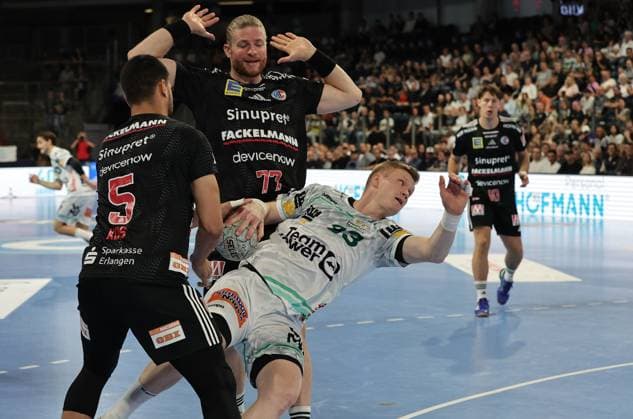 06.09.2025 - Handball - 1. Bundesliga DAIKIN HBL - Saison 2025 2026 - 03. Spieltag: HC Erlangen Metropolregion Nürnberg HCE - Frisch Auf! Göppingen - DaMa - xdaxmax - Milos Kos (5, HC Erlangen HCE ) Maciej Gebala (77, HC Erlangen HCE ) Ymir Gislason (33, Frisch Auf Göppingen )
