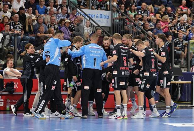 06.09.2025 - Handball - 1. Bundesliga DAIKIN HBL - Saison 2025 2026 - 03. Spieltag: HC Erlangen Metropolregion Nürnberg HCE - Frisch Auf! Göppingen - DaMa - xdaxmax - Mannschaft Team des HCE HC Erlangen vor Spielbeginn