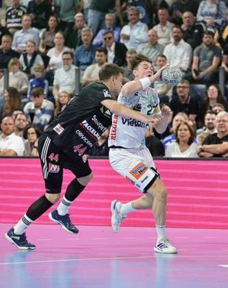 06.09.2025 - Handball - 1. Bundesliga DAIKIN HBL - Saison 2025 2026 - 03. Spieltag: HC Erlangen Metropolregion Nürnberg HCE - Frisch Auf! Göppingen - DaMa - xdaxmax - Christoph Steinert ( 44, HC Erlangen HCE ) Oskar Sunnefeldt (27, Frisch Auf Göppingen )