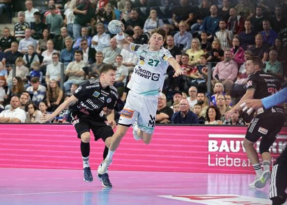 06.09.2025 - Handball - 1. Bundesliga DAIKIN HBL - Saison 2025 2026 - 03. Spieltag: HC Erlangen Metropolregion Nürnberg HCE - Frisch Auf! Göppingen - DaMa - xdaxmax - Christoph Steinert ( 44, HC Erlangen HCE ) Oskar Sunnefeldt (27, Frisch Auf Göppingen )