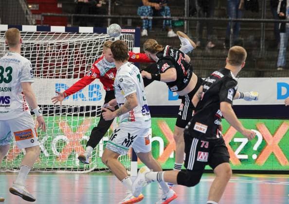 06.09.2025 - Handball - 1. Bundesliga DAIKIN HBL - Saison 2025 2026 - 03. Spieltag: HC Erlangen Metropolregion Nürnberg HCE - Frisch Auf! Göppingen - DaMa - xdaxmax - Kristian Saeveras (12, Frisch Auf Göppingen ) Maciej Gebala (77, HC Erlangen HCE )