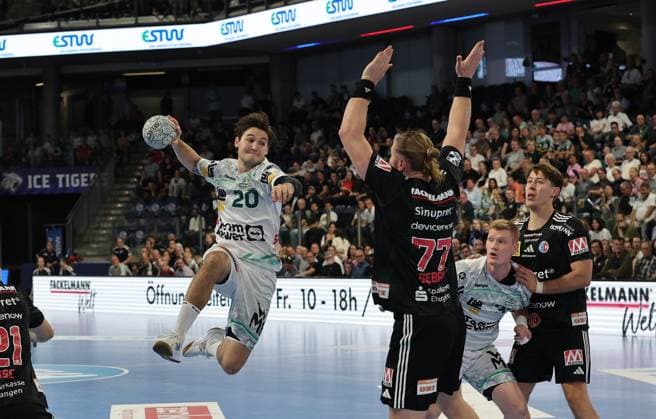 06.09.2025 - Handball - 1. Bundesliga DAIKIN HBL - Saison 2025 2026 - 03. Spieltag: HC Erlangen Metropolregion Nürnberg HCE - Frisch Auf! Göppingen - DaMa - xdaxmax - Ludvig Hallbäck Hallbaeck (20, Frisch Auf Göppingen ) Maciej Gebala (77, HC Erlangen HCE )