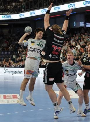 06.09.2025 - Handball - 1. Bundesliga DAIKIN HBL - Saison 2025 2026 - 03. Spieltag: HC Erlangen Metropolregion Nürnberg HCE - Frisch Auf! Göppingen - DaMa - xdaxmax - Ludvig Hallbäck Hallbaeck (20, Frisch Auf Göppingen ) Maciej Gebala (77, HC Erlangen HCE )