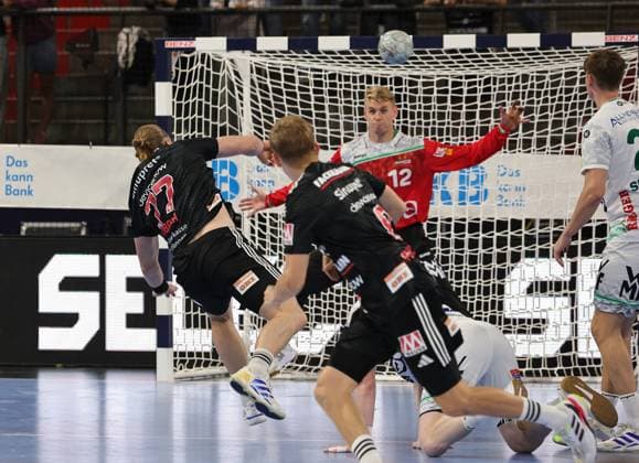 06.09.2025 - Handball - 1. Bundesliga DAIKIN HBL - Saison 2025 2026 - 03. Spieltag: HC Erlangen Metropolregion Nürnberg HCE - Frisch Auf! Göppingen - DaMa - xdaxmax - Maciej Gebala (77, HC Erlangen HCE ) Kristian Saeveras (12, Frisch Auf Göppingen )