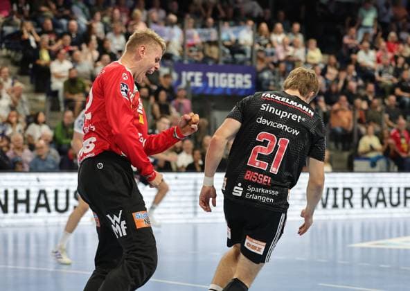 06.09.2025 - Handball - 1. Bundesliga DAIKIN HBL - Saison 2025 2026 - 03. Spieltag: HC Erlangen Metropolregion Nürnberg HCE - Frisch Auf! Göppingen - DaMa - xdaxmax - Kristian Saeveras (12, Frisch Auf Göppingen ) ballt Faust Fäuste freut sich Freude - Christopher Bissel (21, HC Erlangen HCE ) enttäuscht Enttäuschung