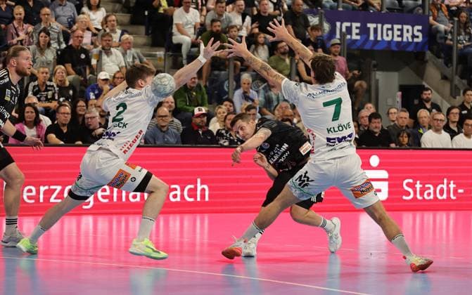 06.09.2025 - Handball - 1. Bundesliga DAIKIN HBL - Saison 2025 2026 - 03. Spieltag: HC Erlangen Metropolregion Nürnberg HCE - Frisch Auf! Göppingen - DaMa - xdaxmax - Oskar Neudeck (2, Frisch Auf Göppingen ) Viggo Kristjansson (73, HC Erlangen HCE ) Victor Klöve Kloeve (7, Frisch Auf Göppingen )