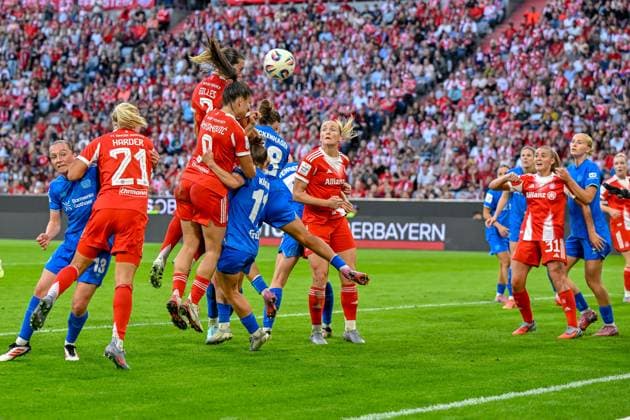 Strafraumszene nach einem Eckball, Vanessa Gilles (FC Bayern München, FCB, 2) (4.v.li.) köpft das Tor zum 1:0, Torschützin zum, scores the goal, Tor, Goal, Torerfolg, Action, Aktion, 06.09.2025, München (Deutschland), Fussball, Google Pixel Frauen-Bundesliga, FC Bayern München - Bayer Leverkusen, DFB DFL REGULATIONS PROHIBIT ANY USE OF PHOTOGRAPHS AS IMAGE SEQUENCES AND OR QUASI-VIDEO.