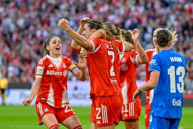 Spielerinnen des FC Bayern mit Torjubel, Jubel, Torjubel, Torerfolg, celebrate the goal, goal, celebration, Jubel ueber das Tor zum 1:0 durch Vanessa Gilles (FC Bayern München, FCB, 2) , optimistisch, Action, Aktion, 06.09.2025, München (Deutschland), Fussball, Google Pixel Frauen-Bundesliga, FC Bayern München - Bayer Leverkusen, DFB DFL REGULATIONS PROHIBIT ANY USE OF PHOTOGRAPHS AS IMAGE SEQUENCES AND OR QUASI-VIDEO.