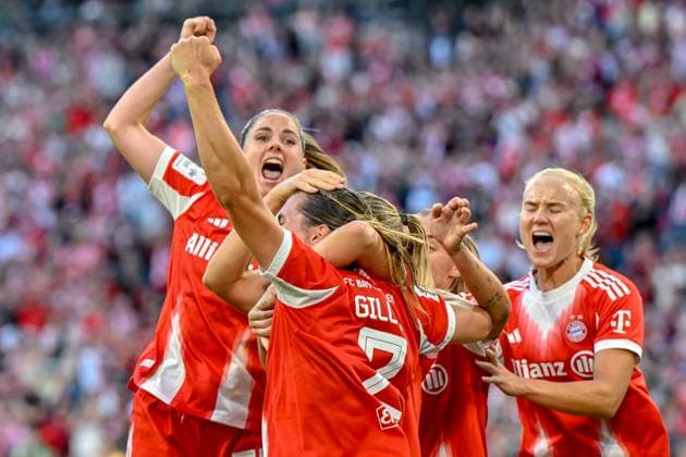Spielerinnen des FC Bayern mit Torjubel, Jubel, Torjubel, Torerfolg, celebrate the goal, goal, celebration, Jubel ueber das Tor zum 1:0 durch Vanessa Gilles (FC Bayern München, FCB, 2) , optimistisch, Action, Aktion, 06.09.2025, München (Deutschland), Fussball, Google Pixel Frauen-Bundesliga, FC Bayern München - Bayer Leverkusen, DFB DFL REGULATIONS PROHIBIT ANY USE OF PHOTOGRAPHS AS IMAGE SEQUENCES AND OR QUASI-VIDEO.