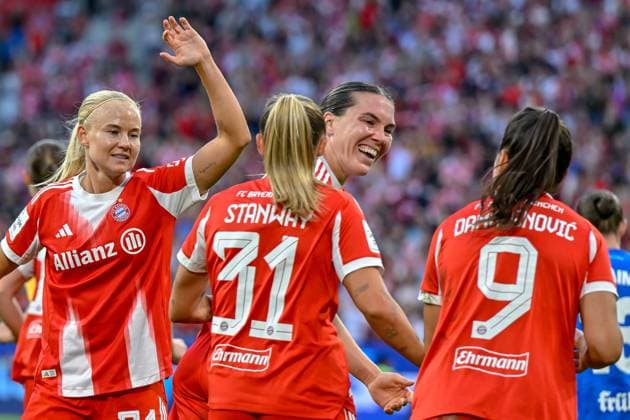 Spielerinnen des FC Bayern mit Torjubel, Jubel, Torjubel, Torerfolg, celebrate the goal, goal, celebration, Jubel ueber das Tor zum 1:0 durch Vanessa Gilles (FC Bayern München, FCB, 2) (3.v.li.) , optimistisch, Action, Aktion, 06.09.2025, München (Deutschland), Fussball, Google Pixel Frauen-Bundesliga, FC Bayern München - Bayer Leverkusen, DFB DFL REGULATIONS PROHIBIT ANY USE OF PHOTOGRAPHS AS IMAGE SEQUENCES AND OR QUASI-VIDEO.