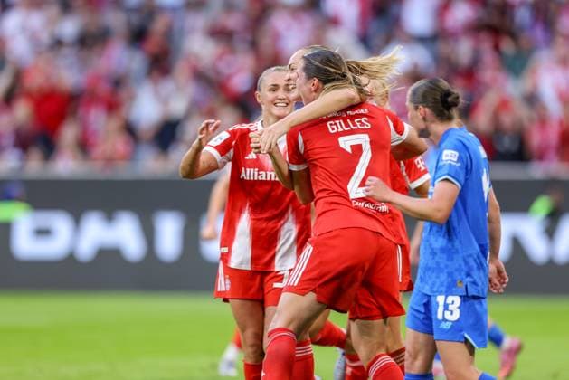 DEU, München, FC Bayern München vs Bayer Leverkusen, Google Pixel Frauen Bundesliga DFB, Saison 2526, Allianz Arena, 1. Spieltag, im Bild v.l.n.r: Vanessa Gilles (Bayern München 2) erzielt das Tor zum 1:0, Jubel und Freude mit dem Team DFB DFL REGULATIONS PROHIBIT ANY USE OF PHOTOGRAPHS AS IMAGE SEQUENCES AND OR QUASI-VIDEO, 06.09.2025, Copyright: HMBxMedia HendrikxHamelau