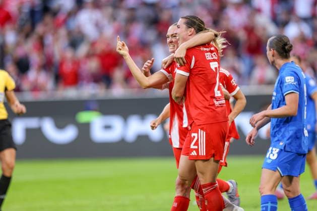 DEU, München, FC Bayern München vs Bayer Leverkusen, Google Pixel Frauen Bundesliga DFB, Saison 2526, Allianz Arena, 1. Spieltag, im Bild v.l.n.r: Vanessa Gilles (Bayern München 2) erzielt das Tor zum 1:0, Jubel und Freude mit dem Team DFB DFL REGULATIONS PROHIBIT ANY USE OF PHOTOGRAPHS AS IMAGE SEQUENCES AND OR QUASI-VIDEO, 06.09.2025, Copyright: HMBxMedia HendrikxHamelau