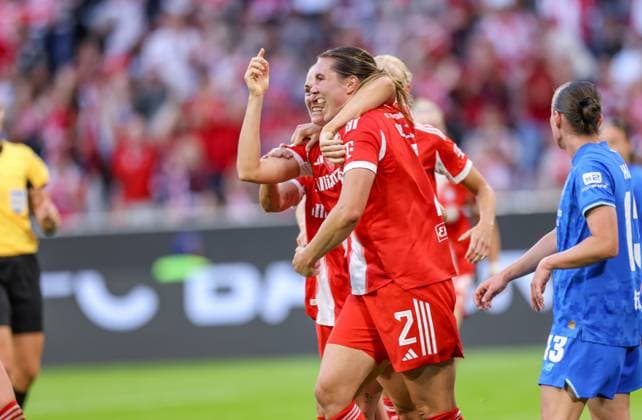 DEU, München, FC Bayern München vs Bayer Leverkusen, Google Pixel Frauen Bundesliga DFB, Saison 2526, Allianz Arena, 1. Spieltag, im Bild v.l.n.r: Vanessa Gilles (Bayern München 2) erzielt das Tor zum 1:0, Jubel und Freude mit dem Team DFB DFL REGULATIONS PROHIBIT ANY USE OF PHOTOGRAPHS AS IMAGE SEQUENCES AND OR QUASI-VIDEO, 06.09.2025, Copyright: HMBxMedia HendrikxHamelau
