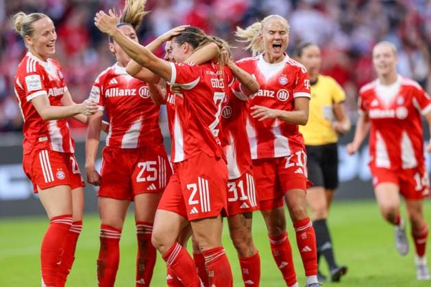 DEU, München, FC Bayern München vs Bayer Leverkusen, Google Pixel Frauen Bundesliga DFB, Saison 2526, Allianz Arena, 1. Spieltag, im Bild v.l.n.r: Vanessa Gilles (Bayern München 2) erzielt das Tor zum 1:0, Jubel und Freude mit dem Team DFB DFL REGULATIONS PROHIBIT ANY USE OF PHOTOGRAPHS AS IMAGE SEQUENCES AND OR QUASI-VIDEO, 06.09.2025, Copyright: HMBxMedia HendrikxHamelau