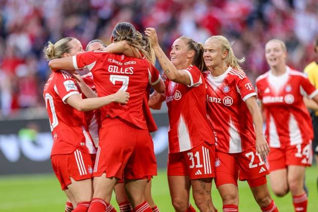 DEU, München, FC Bayern München vs Bayer Leverkusen, Google Pixel Frauen Bundesliga DFB, Saison 2526, Allianz Arena, 1. Spieltag, im Bild v.l.n.r: Vanessa Gilles (Bayern München 2) erzielt das Tor zum 1:0, Jubel und Freude mit dem Team, Georgia Stanway (Bayern München 31) DFB DFL REGULATIONS PROHIBIT ANY USE OF PHOTOGRAPHS AS IMAGE SEQUENCES AND OR QUASI-VIDEO, 06.09.2025, Copyright: HMBxMedia HendrikxHamelau