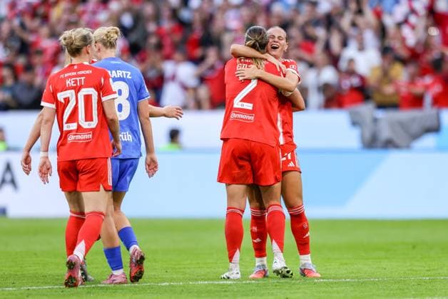 DEU, München, FC Bayern München vs Bayer Leverkusen, Google Pixel Frauen Bundesliga DFB, Saison 2526, Allianz Arena, 1. Spieltag, im Bild v.l.n.r: Klara Bühl (Bayern München 17) erzielt das Tor zum 1:0, Jubel und Freude mit dem Team DFB DFL REGULATIONS PROHIBIT ANY USE OF PHOTOGRAPHS AS IMAGE SEQUENCES AND OR QUASI-VIDEO, 06.09.2025, Copyright: HMBxMedia HendrikxHamelau