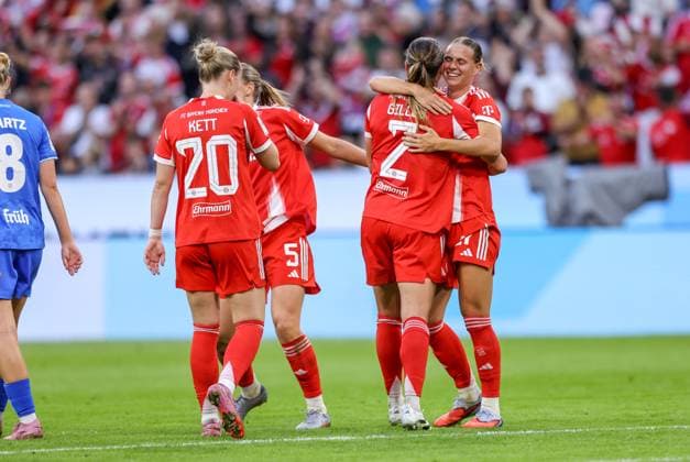 DEU, München, FC Bayern München vs Bayer Leverkusen, Google Pixel Frauen Bundesliga DFB, Saison 2526, Allianz Arena, 1. Spieltag, im Bild v.l.n.r: Klara Bühl (Bayern München 17) erzielt das Tor zum 1:0, Jubel und Freude mit dem Team DFB DFL REGULATIONS PROHIBIT ANY USE OF PHOTOGRAPHS AS IMAGE SEQUENCES AND OR QUASI-VIDEO, 06.09.2025, Copyright: HMBxMedia HendrikxHamelau