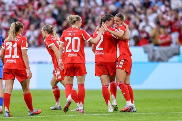 DEU, München, FC Bayern München vs Bayer Leverkusen, Google Pixel Frauen Bundesliga DFB, Saison 2526, Allianz Arena, 1. Spieltag, im Bild v.l.n.r: Klara Bühl (Bayern München 17) erzielt das Tor zum 1:0, Jubel und Freude mit dem Team DFB DFL REGULATIONS PROHIBIT ANY USE OF PHOTOGRAPHS AS IMAGE SEQUENCES AND OR QUASI-VIDEO, 06.09.2025, Copyright: HMBxMedia HendrikxHamelau