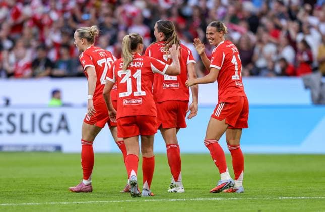 DEU, München, FC Bayern München vs Bayer Leverkusen, Google Pixel Frauen Bundesliga DFB, Saison 2526, Allianz Arena, 1. Spieltag, im Bild v.l.n.r: Klara Bühl (Bayern München 17) erzielt das Tor zum 1:0, Jubel und Freude mit dem Team DFB DFL REGULATIONS PROHIBIT ANY USE OF PHOTOGRAPHS AS IMAGE SEQUENCES AND OR QUASI-VIDEO, 06.09.2025, Copyright: HMBxMedia HendrikxHamelau