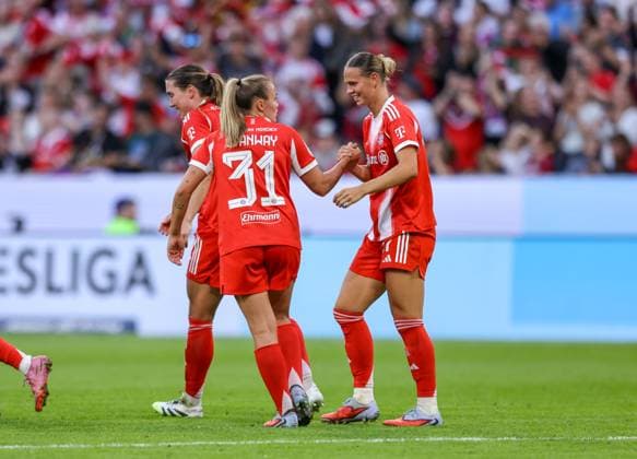 DEU, München, FC Bayern München vs Bayer Leverkusen, Google Pixel Frauen Bundesliga DFB, Saison 2526, Allianz Arena, 1. Spieltag, im Bild v.l.n.r: Klara Bühl (Bayern München 17) erzielt das Tor zum 1:0, Jubel und Freude mit dem Team DFB DFL REGULATIONS PROHIBIT ANY USE OF PHOTOGRAPHS AS IMAGE SEQUENCES AND OR QUASI-VIDEO, 06.09.2025, Copyright: HMBxMedia HendrikxHamelau