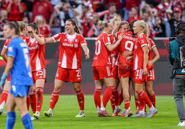 DEU, München, FC Bayern München vs Bayer Leverkusen, Google Pixel Frauen Bundesliga DFB, Saison 2526, Allianz Arena, 1. Spieltag, im Bild v.l.n.r: Klara Bühl (Bayern München 17) erzielt das Tor zum 1:0, Jubel und Freude mit dem Team, Vanessa Gilles (Bayern München 2) DFB DFL REGULATIONS PROHIBIT ANY USE OF PHOTOGRAPHS AS IMAGE SEQUENCES AND OR QUASI-VIDEO, 06.09.2025, Copyright: HMBxMedia HendrikxHamelau