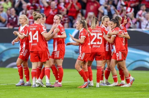 DEU, München, FC Bayern München vs Bayer Leverkusen, Google Pixel Frauen Bundesliga DFB, Saison 2526, Allianz Arena, 1. Spieltag, im Bild v.l.n.r: Klara Bühl (Bayern München 17) erzielt das Tor zum 1:0, Jubel und Freude mit dem Team, Vanessa Gilles (Bayern München 2), Georgia Stanway (Bayern München 31) DFB DFL REGULATIONS PROHIBIT ANY USE OF PHOTOGRAPHS AS IMAGE SEQUENCES AND OR QUASI-VIDEO, 06.09.2025, Copyright: HMBxMedia HendrikxHamelau