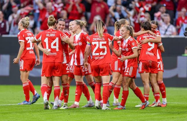 DEU, München, FC Bayern München vs Bayer Leverkusen, Google Pixel Frauen Bundesliga DFB, Saison 2526, Allianz Arena, 1. Spieltag, im Bild v.l.n.r: Klara Bühl (Bayern München 17) erzielt das Tor zum 1:0, Jubel und Freude mit dem Team, Vanessa Gilles (Bayern München 2) DFB DFL REGULATIONS PROHIBIT ANY USE OF PHOTOGRAPHS AS IMAGE SEQUENCES AND OR QUASI-VIDEO, 06.09.2025, Copyright: HMBxMedia HendrikxHamelau