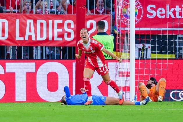 Klara Bühl (17, FC Bayern München) Tor zum 2 : 0 beim Spiel zwischen FC Bayern München v Bayer 04 Leverkusen, Fußball, Frauen, Google Pixel Frauen-Bundesliga, 2025 2026, 1.Spieltag am 06.09.2025 in München, Allianz Arena. DFL and DFB regulations prohibit any use of photographs as image sequences and or quasi-video. Bayern Deutschland