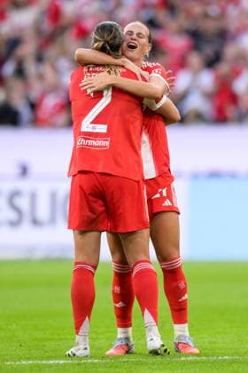 Fußball, Google Pixel Frauen Bundesliga, 20250906, FC Bayern München - Bayer 04 Leverkusen. Im Bild v.l. Vanessa GILLES (Bayern, 2), Klara BÜHL (Bayern, 17), Torjubel bejubelt Jubel Tor 1:0. München Allianz Arena Bayern Deutschland Copyright: Passion2Press MarkusxFischerx
