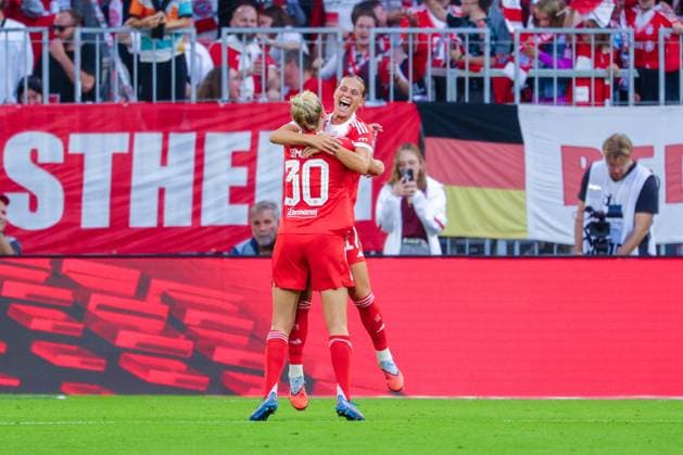 Klara Bühl (17, FC Bayern München) und Carolin Simon (30, FC Bayern München) Tor zum 2 : 0 beim Spiel zwischen FC Bayern München v Bayer 04 Leverkusen, Fußball, Frauen, Google Pixel Frauen-Bundesliga, 2025 2026, 1.Spieltag am 06.09.2025 in München, Allianz Arena. DFL and DFB regulations prohibit any use of photographs as image sequences and or quasi-video. Bayern Deutschland