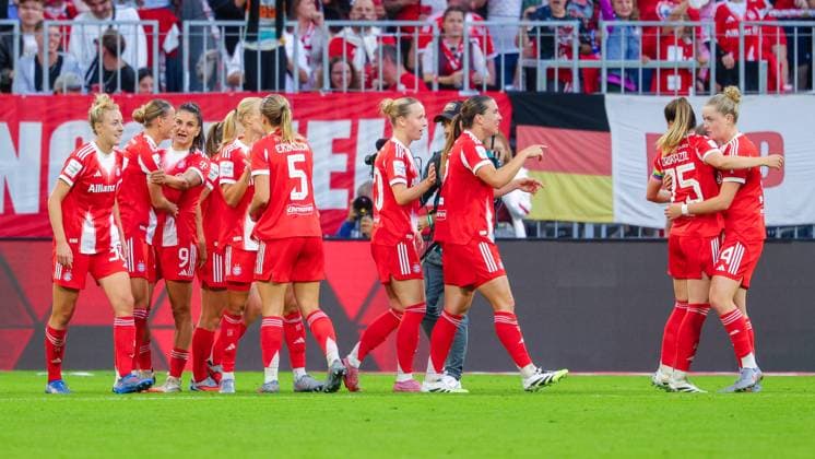 Team (FC Bayern München) Tor zum 2 : 0 beim Spiel zwischen FC Bayern München v Bayer 04 Leverkusen, Fußball, Frauen, Google Pixel Frauen-Bundesliga, 2025 2026, 1.Spieltag am 06.09.2025 in München, Allianz Arena. DFL and DFB regulations prohibit any use of photographs as image sequences and or quasi-video. Bayern Deutschland