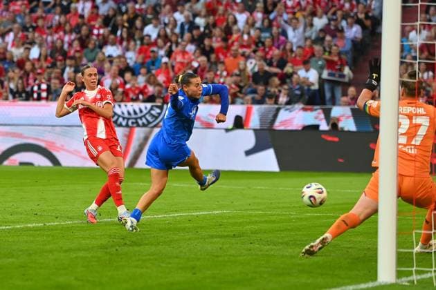 Tor Klara BUEHL (FCB) zum 2-0, Torschuss.Aktion,Strafraumszene. Fussball Google Pixel Bundesliga der Frauen Saison 2025 2026, 1.Spieltag, Spieltag01 FC Bayern Muenchen Frauen - Bayer Leverkusen am 06.09.2025 A L L I A N Z A R E N A.