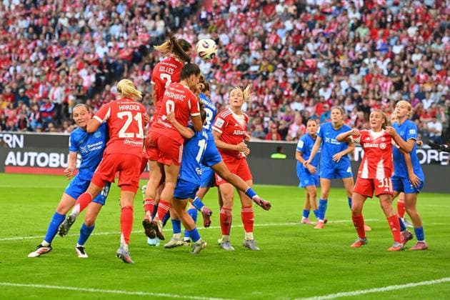 Tor Vanessa GILLES (FCB) per Kopf zum 1-0, Aktion,Strafraumszene. Fussball Google Pixel Bundesliga der Frauen Saison 2025 2026, 1.Spieltag, Spieltag01 FC Bayern Muenchen Frauen - Bayer Leverkusen am 06.09.2025 A L L I A N Z A R E N A.