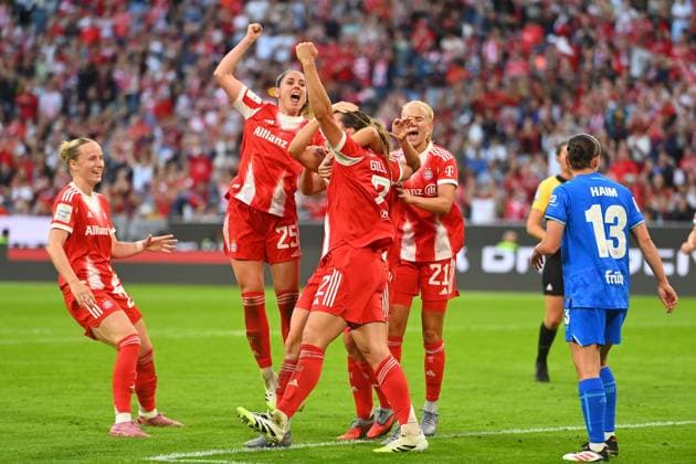 kollektiver Torjubel um Torschuetzin Vanessa GILLES (FCB), ,Jubel,Freude,Begeisterung, Teamfoto,Team,Mannschaft,Mannschaftsfoto, Fussball Google Pixel Bundesliga der Frauen Saison 2025 2026, 1.Spieltag, Spieltag01 FC Bayern Muenchen Frauen - Bayer Leverkusen am 06.09.2025 A L L I A N Z A R E N A.