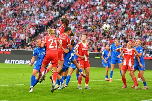 Tor Vanessa GILLES (FCB) per Kopf zum 1-0, Aktion,Strafraumszene. Fussball Google Pixel Bundesliga der Frauen Saison 2025 2026, 1.Spieltag, Spieltag01 FC Bayern Muenchen Frauen - Bayer Leverkusen am 06.09.2025 A L L I A N Z A R E N A.