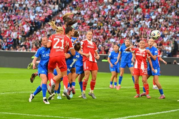 Tor Vanessa GILLES (FCB) per Kopf zum 1-0, Aktion,Strafraumszene. Fussball Google Pixel Bundesliga der Frauen Saison 2025 2026, 1.Spieltag, Spieltag01 FC Bayern Muenchen Frauen - Bayer Leverkusen am 06.09.2025 A L L I A N Z A R E N A.