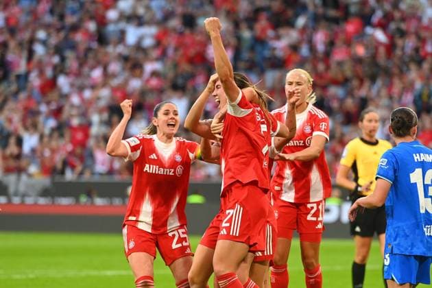 kollektiver Torjubel um Torschuetzin Vanessa GILLES (FCB), ,Jubel,Freude,Begeisterung, Teamfoto,Team,Mannschaft,Mannschaftsfoto, Fussball Google Pixel Bundesliga der Frauen Saison 2025 2026, 1.Spieltag, Spieltag01 FC Bayern Muenchen Frauen - Bayer Leverkusen am 06.09.2025 A L L I A N Z A R E N A.
