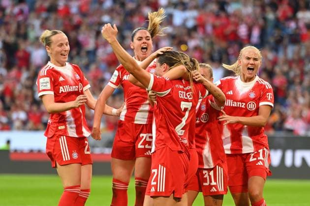 kollektiver Torjubel um Torschuetzin Vanessa GILLES (FCB), ,Jubel,Freude,Begeisterung, Teamfoto,Team,Mannschaft,Mannschaftsfoto, Fussball Google Pixel Bundesliga der Frauen Saison 2025 2026, 1.Spieltag, Spieltag01 FC Bayern Muenchen Frauen - Bayer Leverkusen am 06.09.2025 A L L I A N Z A R E N A.