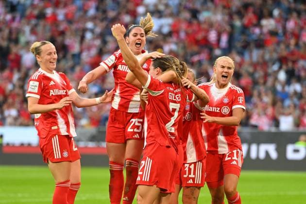 kollektiver Torjubel um Torschuetzin Vanessa GILLES (FCB), ,Jubel,Freude,Begeisterung, Teamfoto,Team,Mannschaft,Mannschaftsfoto, Fussball Google Pixel Bundesliga der Frauen Saison 2025 2026, 1.Spieltag, Spieltag01 FC Bayern Muenchen Frauen - Bayer Leverkusen am 06.09.2025 A L L I A N Z A R E N A.