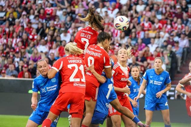 Vanessa Gilles (Bayern München, 2) köpft zum 1:0, Tor und Torjubel, Gestik, Freude, Emotionen Fussball: Frauen-Bundesliga, 1. Spieltag, FC Bayern München vs. Bayer 04 Leverkusen am 06.09.2025 in München (Allianz Arena), Deutschland München Allianz Arena Deutschland Copyright: xFranzxReindelx