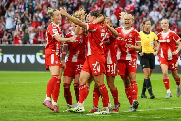 Tor und Torjubel, Gestik, Freude, Emotionen beim 1:0 durch Vanessa Gilles (Bayern München, 2) Fussball: Frauen-Bundesliga, 1. Spieltag, FC Bayern München vs. Bayer 04 Leverkusen am 06.09.2025 in München (Allianz Arena), Deutschland München Allianz Arena Deutschland Copyright: xFranzxReindelx