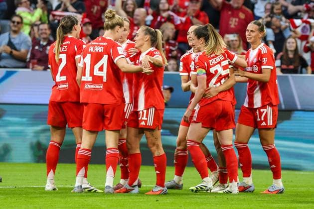 Tor und Torjubel, Gestik, Freude, Emotionen beim 2:0 durch Klara Bühl (Bayern München, 17) Fussball: Frauen-Bundesliga, 1. Spieltag, FC Bayern München vs. Bayer 04 Leverkusen am 06.09.2025 in München (Allianz Arena), Deutschland München Allianz Arena Deutschland Copyright: xFranzxReindelx