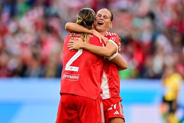 Torschützin zuim 1:0 Vanessa Gilles (FC Bayern München, FCB, 2) und Klara Bühl (FC Bayern München, FCB, 17) mit Torjubel, Jubel, Torjubel, Torerfolg, celebrate the goal, goal, celebration, Jubel ueber das Tor zum 1:0, optimistisch, Action, Aktion, 06.09.2025, München (Deutschland), Fussball, Google Pixel Frauen-Bundesliga, FC Bayern München - Bayer Leverkusen, DFB DFL REGULATIONS PROHIBIT ANY USE OF PHOTOGRAPHS AS IMAGE SEQUENCES AND OR QUASI-VIDEO.